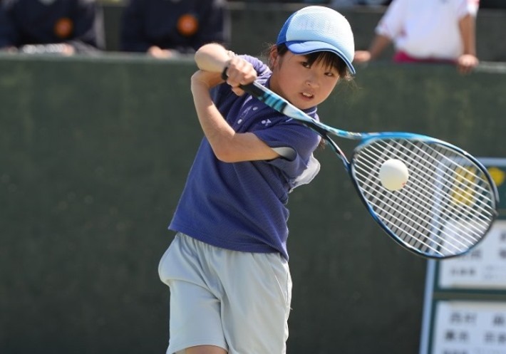 昨年４年生以下女子ダブルス優勝はU-14の松岡琴美（生野ジュニア、ペアは中野莉子＝上郡ジュニア）