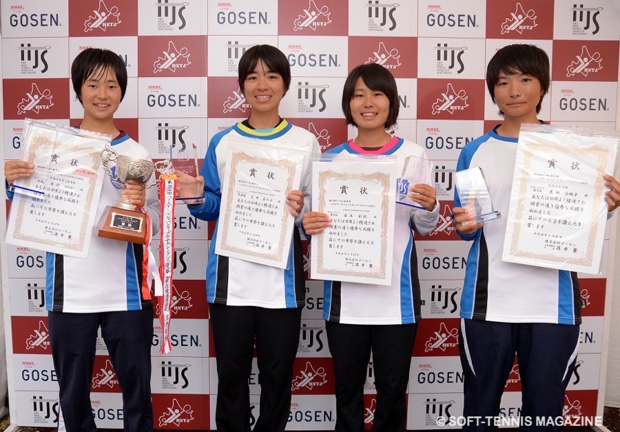 女子シングルス4強面々。左から優勝・貝瀬ほのか（和歌山信愛）、準優勝・笠井菜々子（修大附鈴峯）、3位・森本彩鼓（修大附鈴峯）、黒田奈穂子（就実）