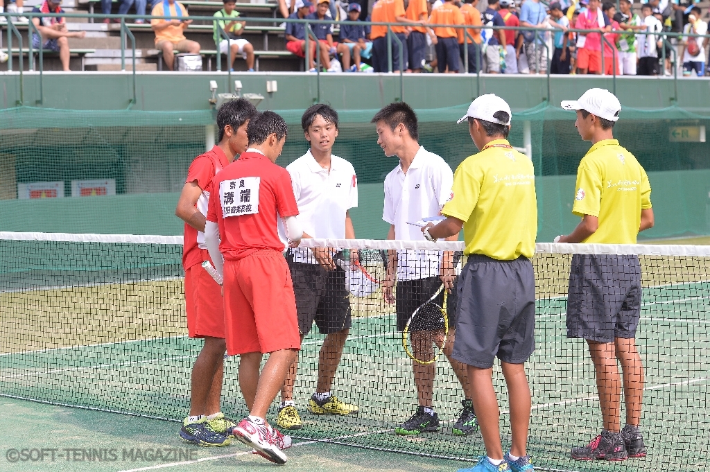 最後は敗戦となったが、岐阜高専の戸崎／松尾（右奥白いウエアー）は、3回戦で溝端／金子（高田商業、左2人）をファイナルまで追い詰めた