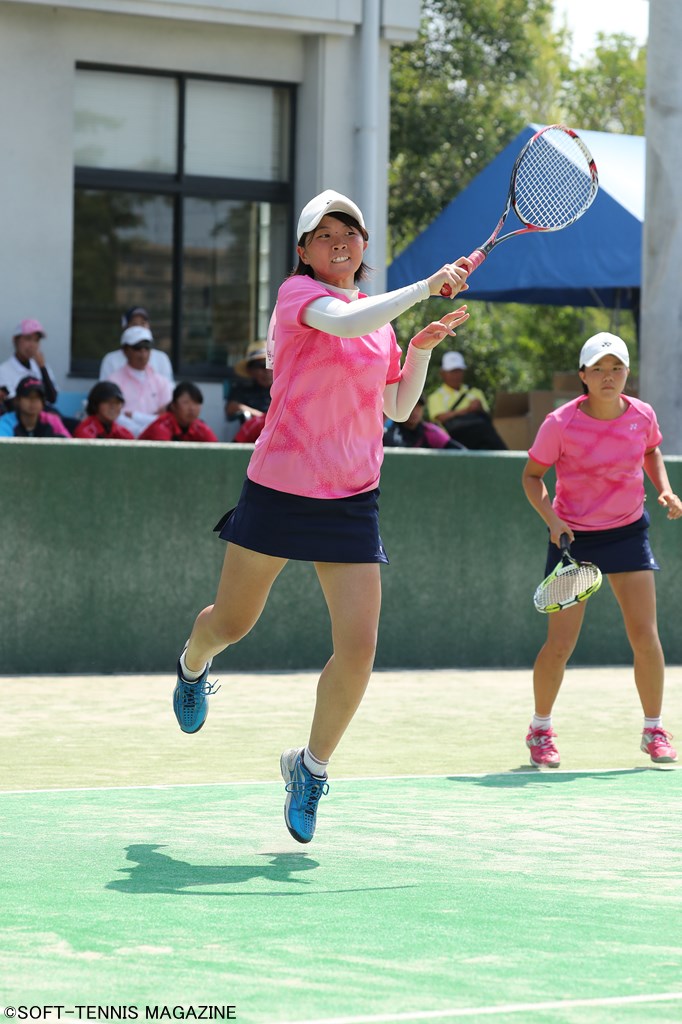 女子ダブルス優勝の志牟田／地中（神戸松蔭女子学院大） PHOTO/HIROKUNI KAWAGUCHI