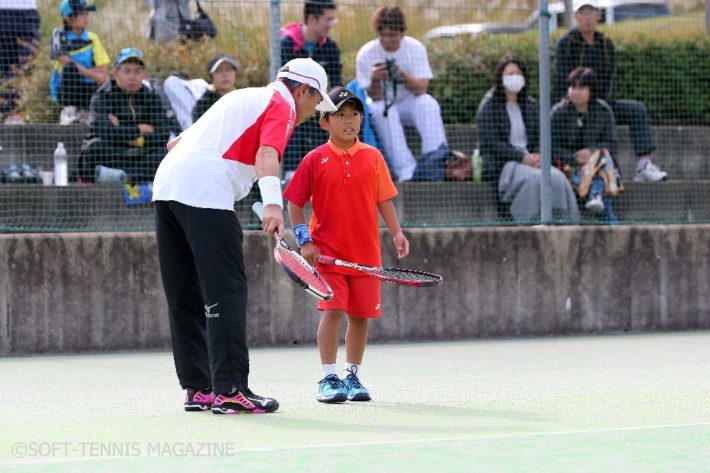 エキシビジョンマッチ。昨年の参加者で、最後まで粘り強く試合をする姿に心を打たれた小学生の佐藤君（右）をペアに指名。抽選で選ばれた小学生ペアを相手に試合を行った