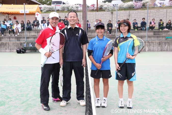 エキシビジョンマッチその２。昨年の日本代表で秋田出身の加瀬祐佳選手と柳葉さんが対戦。柳葉さんは昨年のペアと、加瀬さんは抽選で選ばれた小学生の菊地さんとペアに