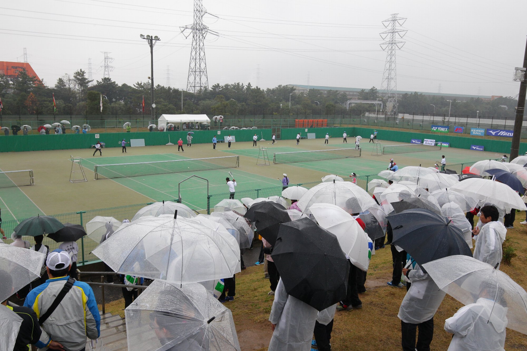 朝からの大雨で試合開始は２時間遅れの11時からに