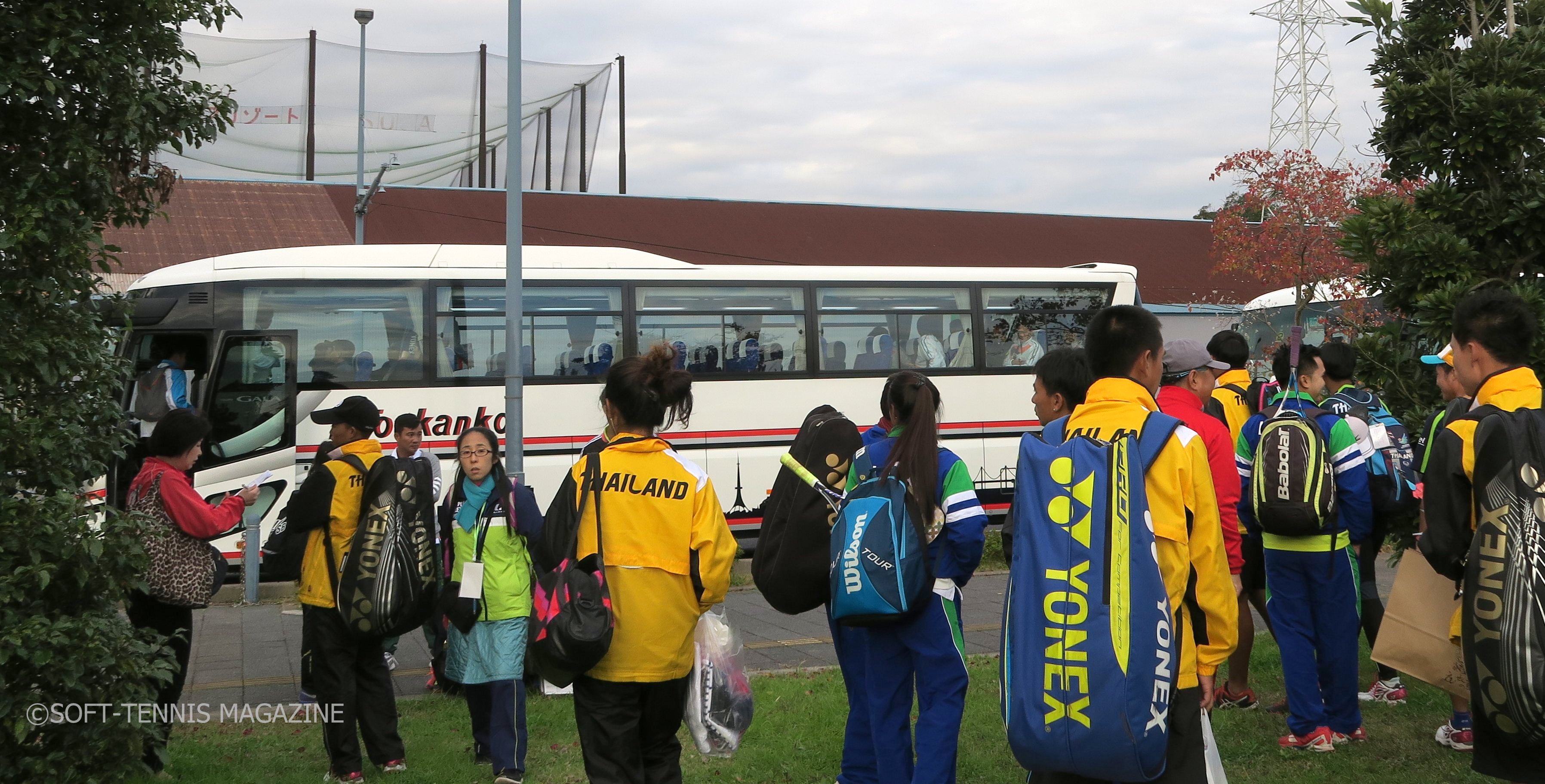 開会式までフクダ電子ヒルスコートで練習した男子日本代表。多くの選手がバスで開会式へ移動
