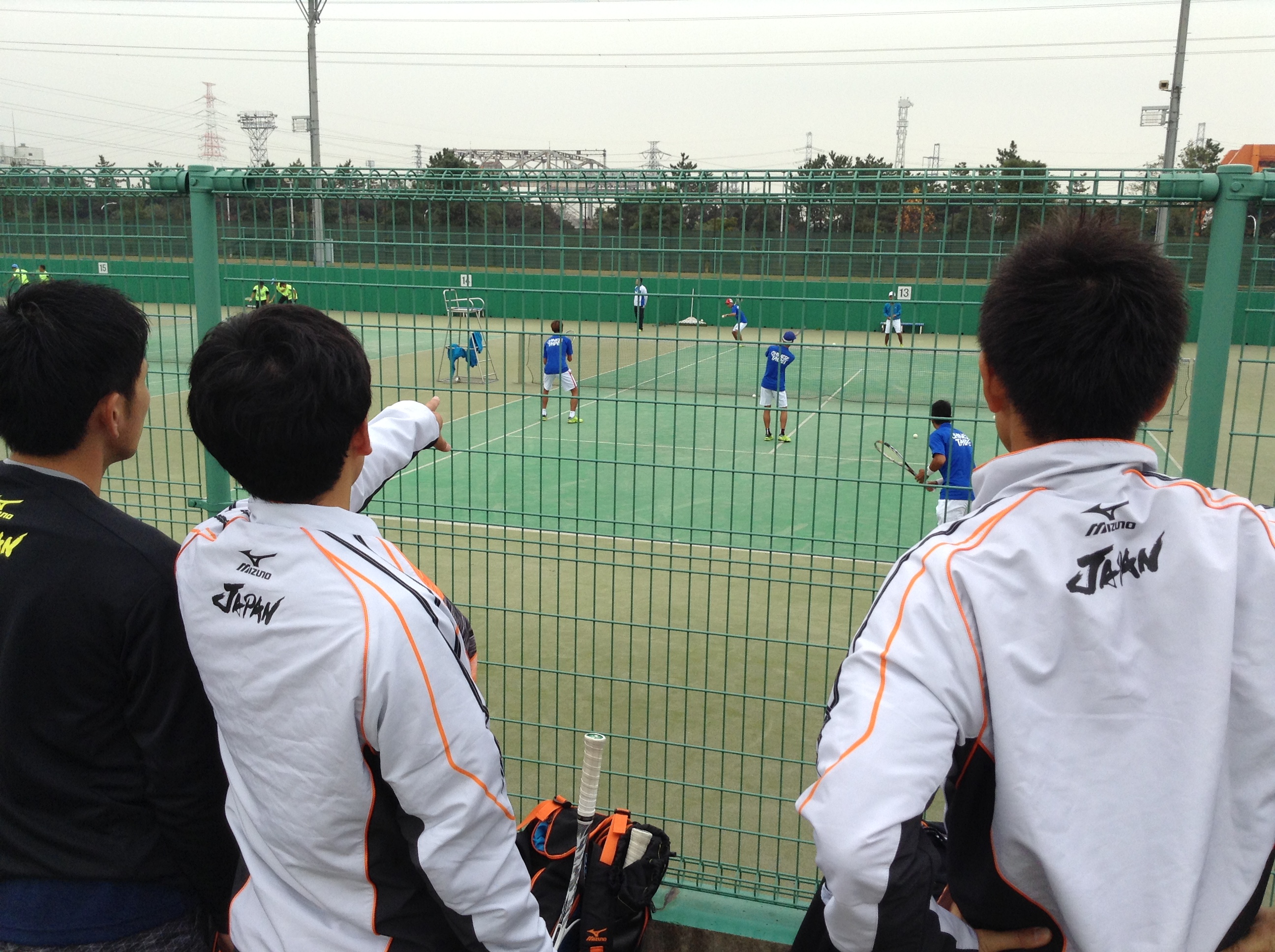 日本の練習の直後に始まった中華台北の練習をチェック。右は篠原秀典選手