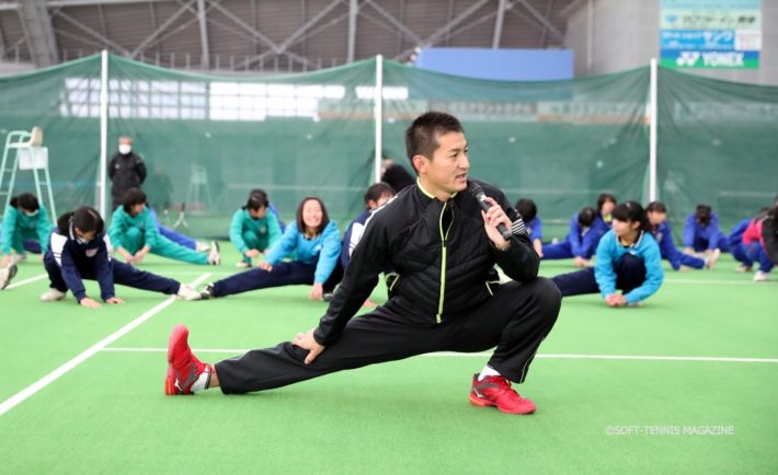 まずは入念にストレッチから。講習会の全体の流れは２０１６日本代表の小林幸司選手（ミズノ）が考えたもの