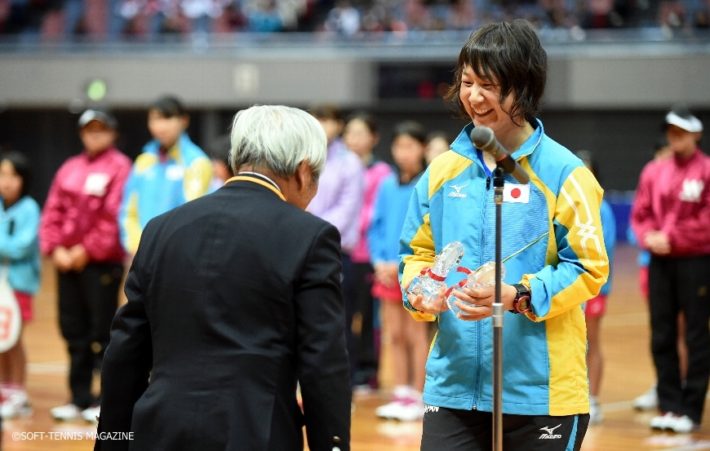 実業団選手として有終の美を全日本インドアで飾った当時ヨネックスの山下ひかる（写真は全日本インドア開会式）