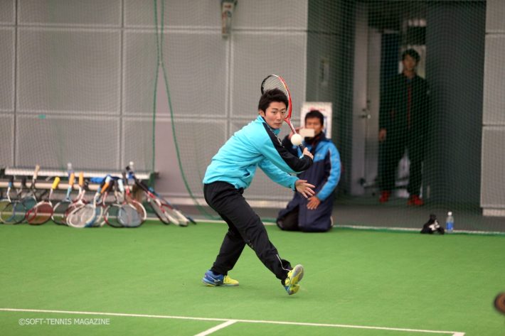 日本体育大の村田匠選手。小林幸司選手がストロークの基本から解説しながら、トッププレーヤーが実演という流れ