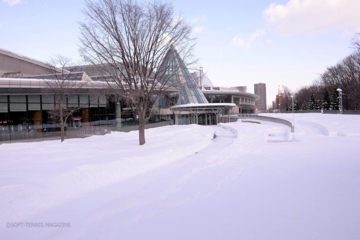 １週間前には大雪に見舞われた札幌。会場の北海きたえーるにもたくさんの雪が残っていた