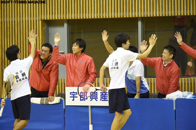 会場で元気な声を響かせる宇部興産は、応援の声かけでも選手を支える。明日観戦に行かれる方は、ぜひベンチにもご注目を！