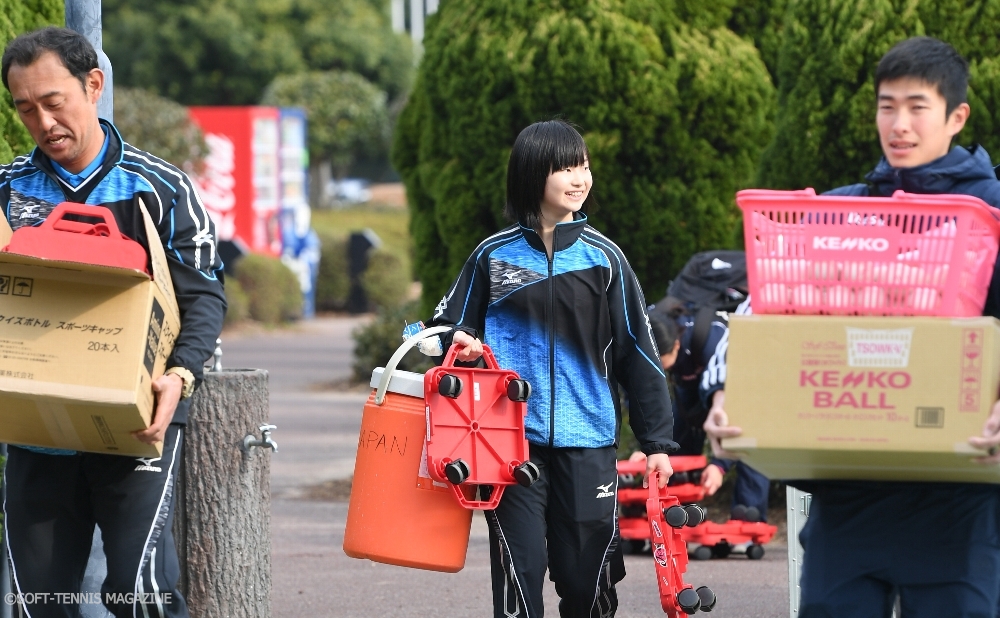 Ｕ－１７からナショナルチームに復帰した貝瀬ほのか（中、和歌山信愛高校３年）。朝一、スタッフや高川コーチ（左）とともにトレーニング用具を運びます