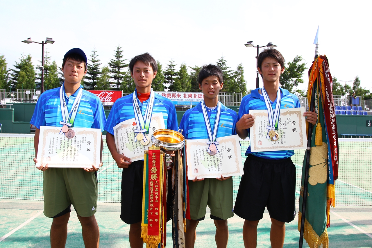 丸中（右から２人目）／鈴木（左）は個人３位。東北高からベスト４に２組