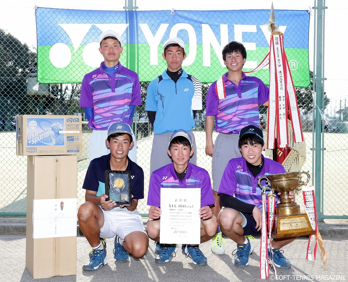 ヨネックス杯優勝・高田商業Ａ。メンバーは前列左から