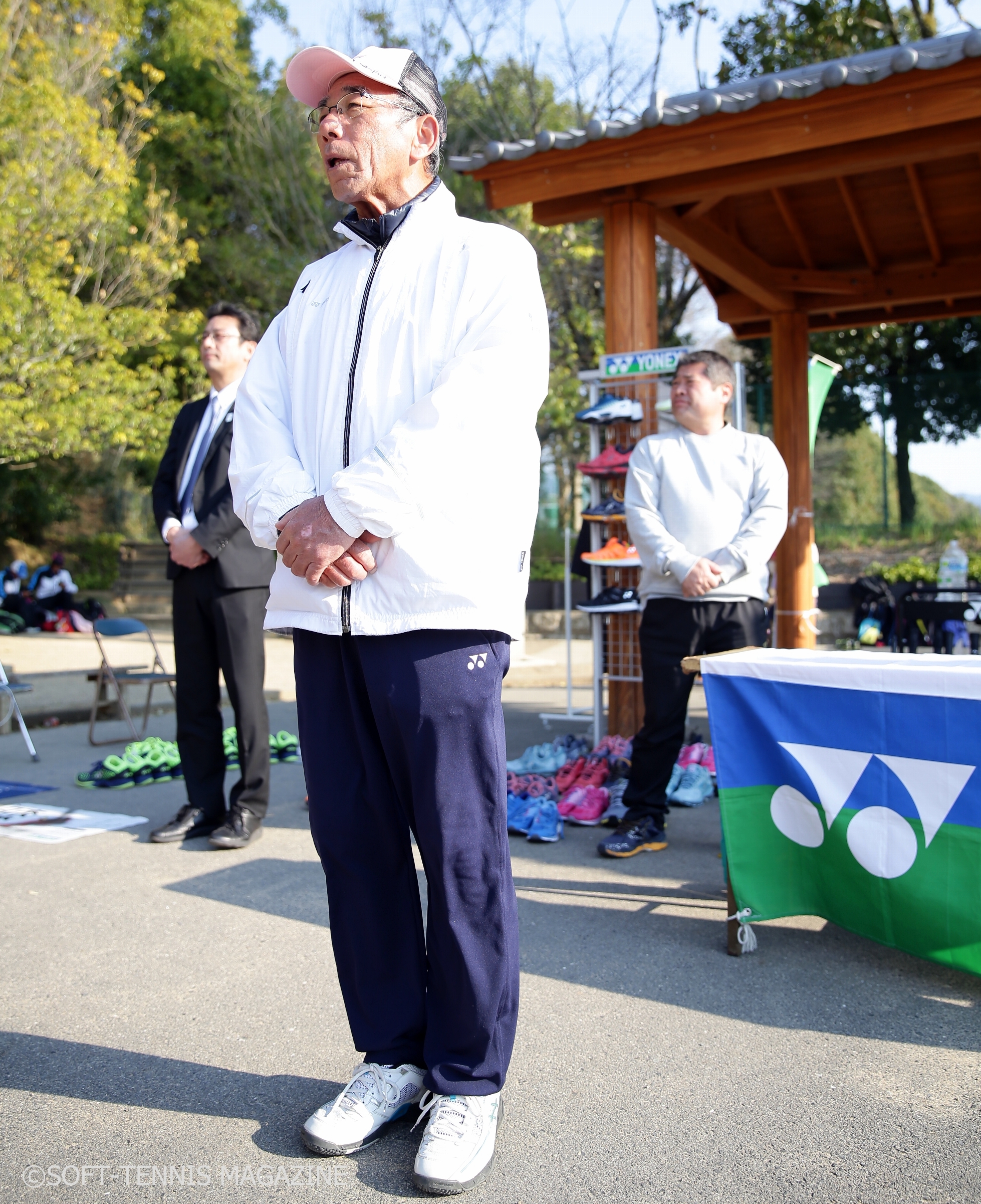 表彰式で総評を語る指導者の高校ソフトテニスを発展させる会・楠征洋会長