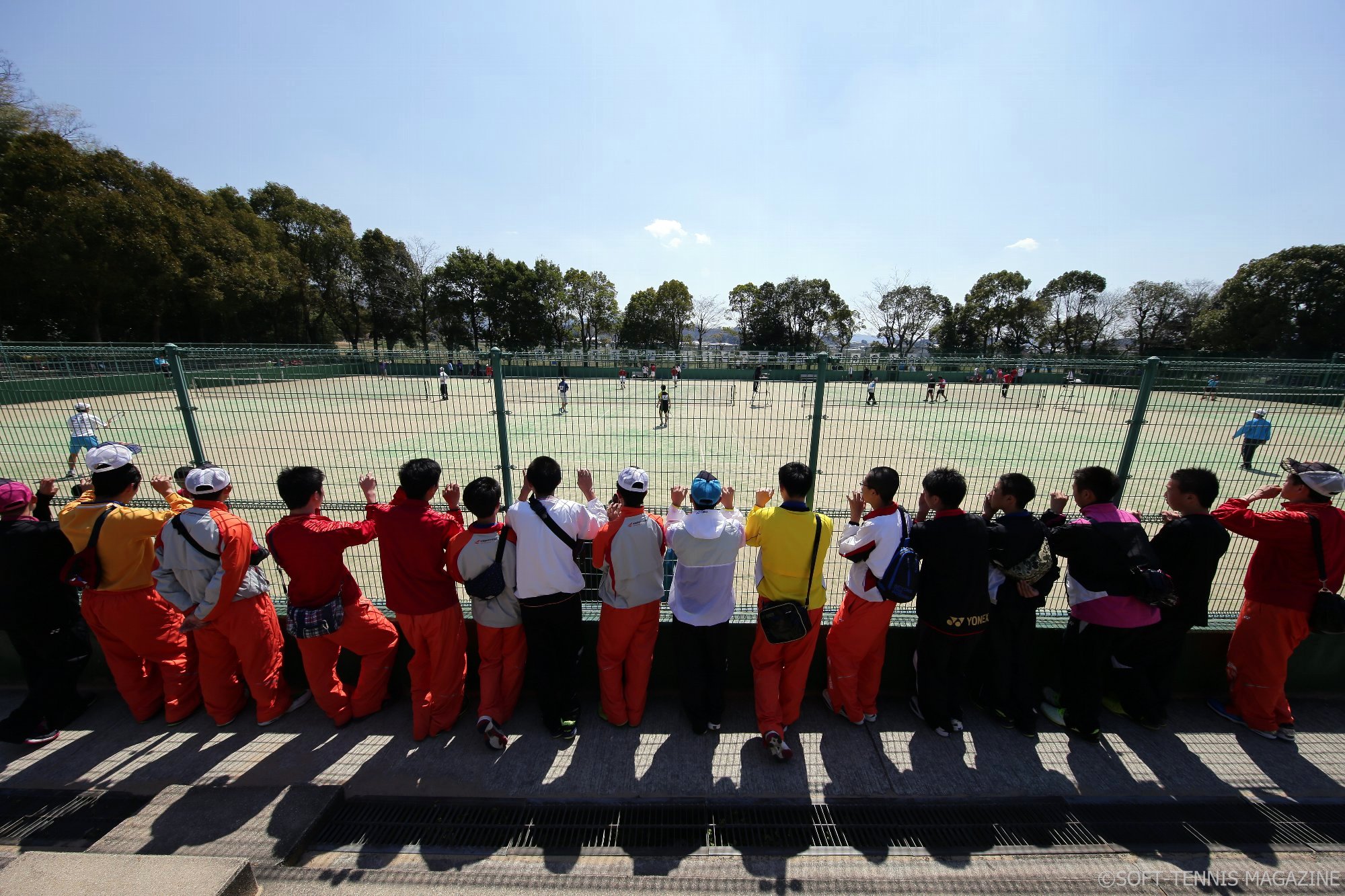 たくさんの高校生が明日香に集い、切磋琢磨し、同世代のプレーを熱いまなざしで見つめていた