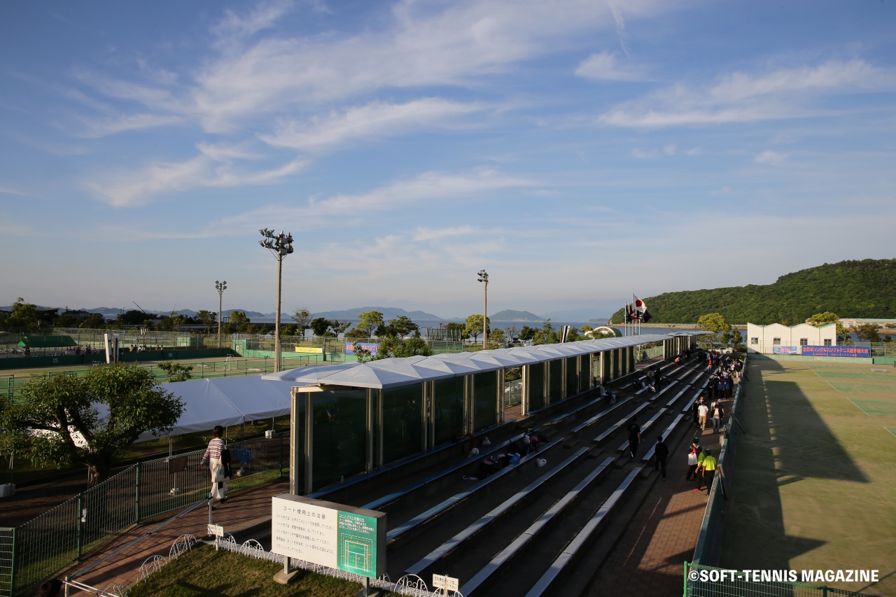 会場の香川県総合運動公園県営テニス場は、山と海に囲まれている