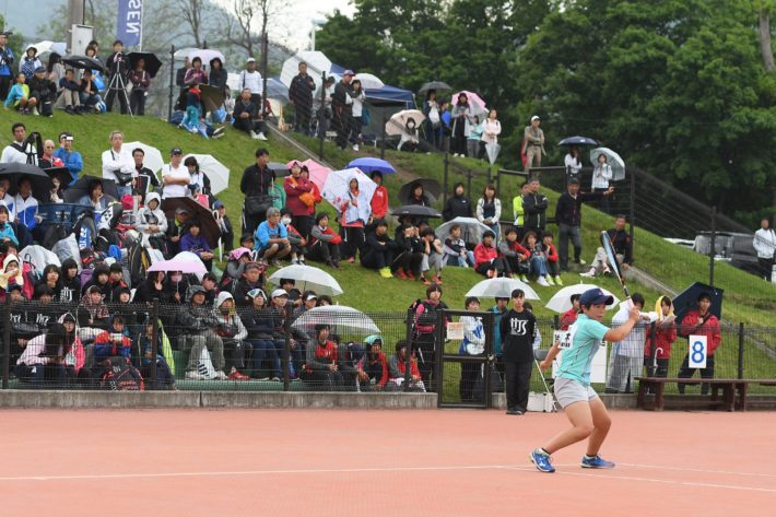 ときおり雨の降る中、試合は進行した。